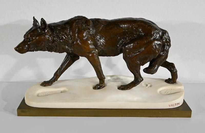 Milo sculpteur animalier en plein travail sur une œuvre réaliste d’un loup